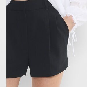 Aritzia Effortless Short mini crepette